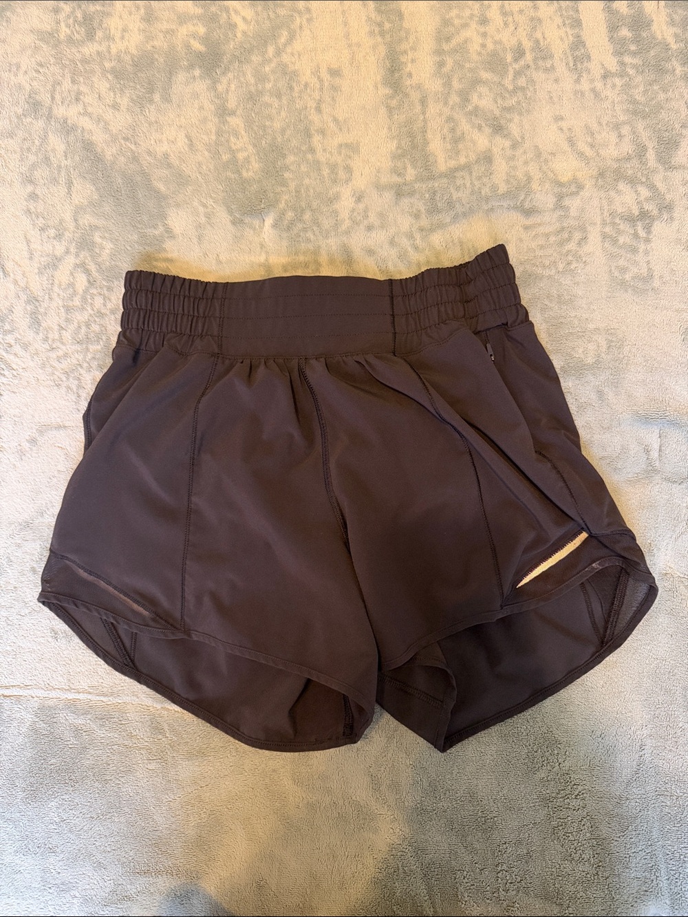 lululemon athletica Women's black hotty hots 4” size 6